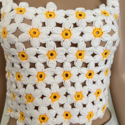 Crochet flower top closed up -Veyaro